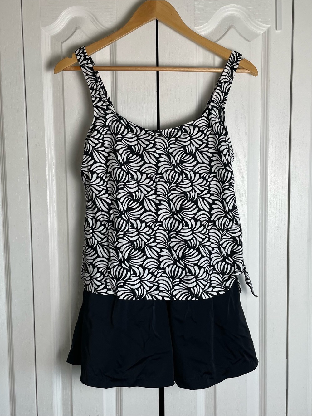 Azul by Maxine of Hollywood Swim Dress Women’s 12 Black White Abstract Slimming